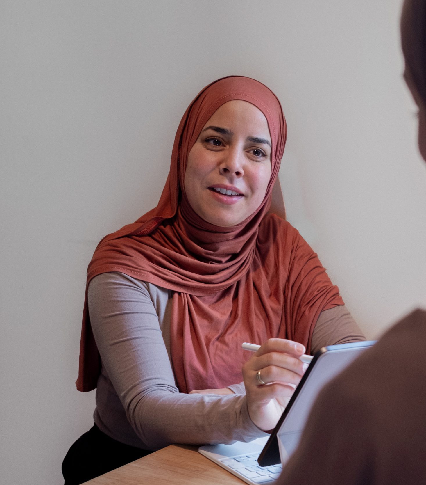 Eine Frau berät einen Kunden und hilft ihr bei ihrer mentalen Gesundheit.
Mentel Health Coaching